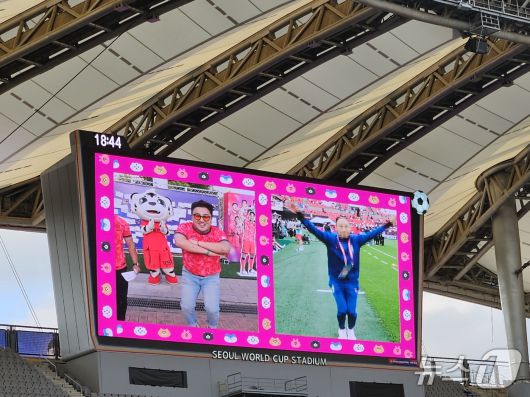 이원 생중계로 관제탑 세리머니 대결을 펼치는 팬과 문선민 ⓒ News1 안영준 기자