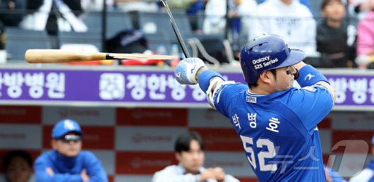 6일 대전 한화생명볼파크에서 열린 '2025 신한 SOL 뱅크 KBO리그' 프로야구 한화 이글스와 삼성라이온즈 경기에서 6회초 삼성 박병호가 친 타구에 배트가 부러지고 있다. 2025.5.6/뉴스1 ⓒ News1 김기남 기자