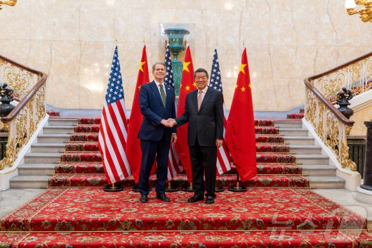 스콧 베선트 미국 재무부 장관과 허리펑 중국 부총리가 9일(현지시간) 영국 런던에서 만나 무역 협상에 앞서 악수하고 있다. 2025.06.09 ⓒ 로이터=뉴스1 ⓒ News1 류정민 특파원