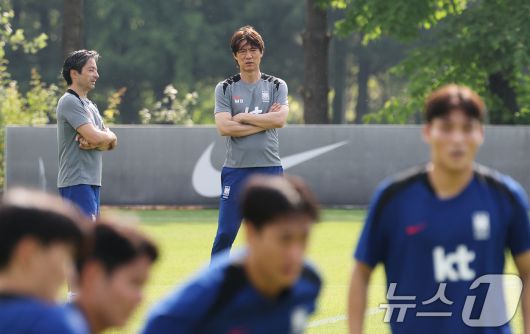 홍명보 대한민국 축구 국가대표팀 감독이 8일 오후 경기도 파주시 축구 국가대표 트레이닝센터(NFC)에서 열린 공개 훈련에서 선수들의 컨디션을 점검하고 있다. 2025.6.8/뉴스1 ⓒ News1 오대일 기자