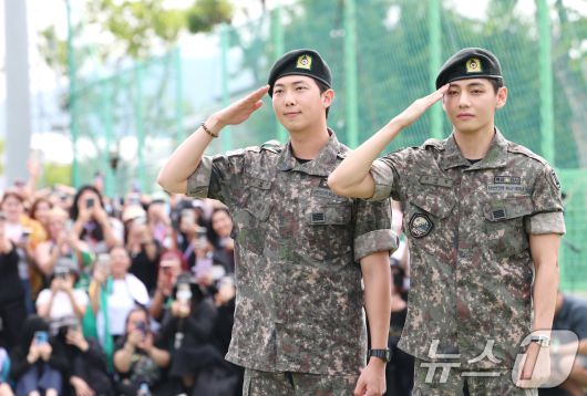방탄소년단(BTS)의 RM(김남준, 30)과 뷔(김태형, 29)가 10일 오전 강원도 춘천시 신북읍 체육공원 축구장에서 군 복무를 마친 뒤 전역 인사를 하고 있다. 2025.6.10/뉴스1 ⓒ News1 권현진 기자