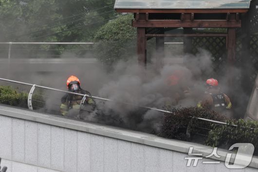 10일 서울 종로구 조계사 옆 불교중앙박물관에서 화재가 발생해 소방관들이 진화작업을 펼치고 있다. 2025.6.10/뉴스1 ⓒ News1 이동해 기자