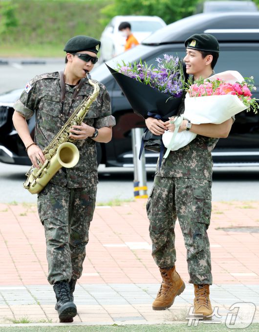 방탄소년단(BTS)의 뷔(김태형, 29)가 10일 오전 강원도 춘천시 신북읍 체육공원 축구장에서 군 복무를 마친 뒤 전역 인사를 위해 들어서고 있다. ⓒ News1 권현진 기자