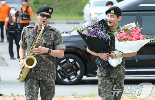 방탄소년단(BTS)의 뷔(김태형, 29)가 10일 오전 강원도 춘천시 신북읍 체육공원 축구장에서 군 복무를 마친 뒤 전역 인사를 하고 있다.  권현진 기자
