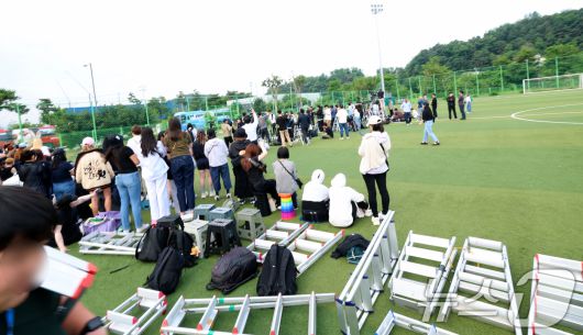 방탄소년단(BTS)의 RM(김남준, 30)과 뷔(김태형, 29)가 제대하는 10일 오전 강원도 춘천시 신북읍 체육공원 축구장에 취재진들과 팬들로 인산인해를 이루고 있다. ⓒ News1 권현진 기자