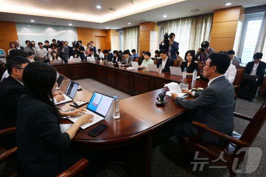 김민석 국무총리 후보자가 10일 오전 서울 종로구 통의동 금융감독연수원에 마련된 청문회 준비단 사무실에서 출입기자들과 간담회를 갖고 있다. (공동취재) 2025.6.10/뉴스1 ⓒ News1 임세영 기자