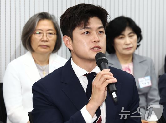 김용태 국민의힘 비상대책위원장이 10일 서울 여의도 중앙당사에서 열린 원외당협위원장 간담회에서 모두 발언을 하고 있다. 2025.6.10/뉴스1 ⓒ News1 김민지 기자
