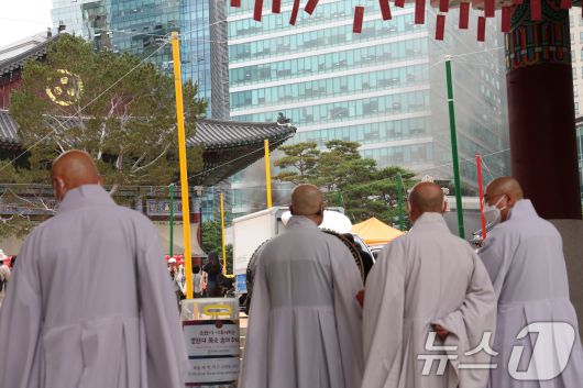 10일 서울 종로구 조계사 옆 불교중앙박물관에서 화재가 발생한 가운데 스님들이 화재 현장을 바라보고 있다. 2025.6.10/뉴스1 ⓒ News1 김명섭 기자