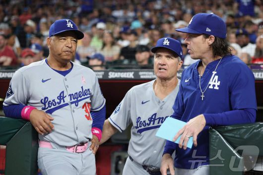 LA 다저스의 데이브 로버츠 감독(왼쪽). ⓒ AFP=뉴스1