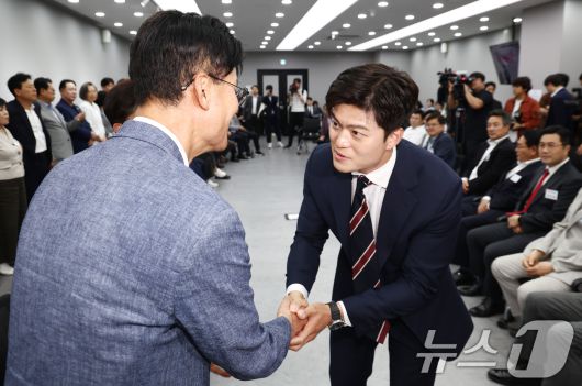 김용태 국민의힘 비상대책위원장이 10일 서울 여의도 중앙당사에서 열린 원외당협위원장 간담회에서 참석자들과 인사하고 있다. 2025.6.10/뉴스1 ⓒ News1 김민지 기자