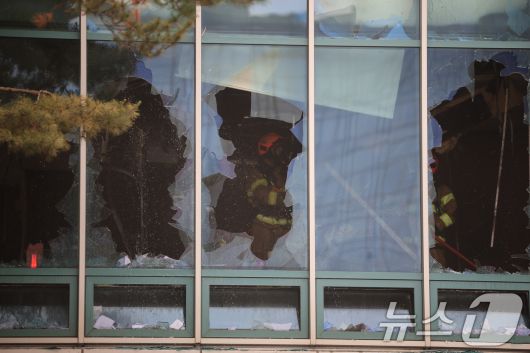 10일 서울 종로구 조계사 불교중앙박물관에서 화재가 발생해 소방관들이 진화작업을 펼치고 있다. 2025.6.10/뉴스1 ⓒ News1 김진환 기자