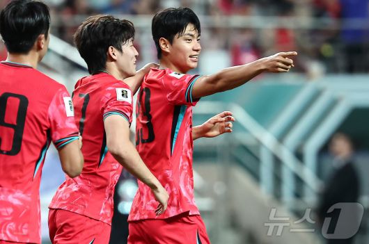 10일 오후 서울 마포구 상암동 서울월드컵경기장에서 열린 2026 국제축구연맹(FIFA) 북중미 월드컵 아시아 3차 예선 B조 10차전 대한민국과 쿠웨이트의 경기, 대한민국 전진우가 상대 자책골을 유도 후 기뻐하고 있다. 2025.6.10/뉴스1 ⓒ News1 김도우 기자