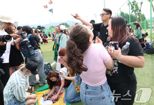 10일 오전 강원도 춘천시 신북읍 체육공원 축구장에서 전역을 마친 방탄소년단(BTS)의 RM(김남준·30)과 뷔(김태형·29)를 본 브라질 아미(방탄소년단 팬덤명)들이 감격에 겨워 눈물을 흘리며 기쁨을 표현하고 있다. ⓒ News1 권현진 기자