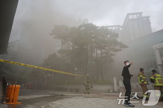 10일 서울 종로구 조계사 불교중앙박물관에서 화재가 발생해 소방관들이 진화작업을 펼치고 있다. 2025.6.10/뉴스1 ⓒ News1 김진환 기자