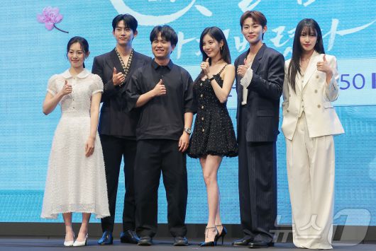 배우 권한솔(왼쪽부터), 옥택연, 이웅희 PD, 배우 서현, 서범준, 지혜원이 11일 오후 서울 구로구 신도림동 더 세인트 그랜드볼룸에서 열린 KBS 2TV 새 수목드라마 '남주의 첫날밤을 가져버렸다' 제작발표회에 참석해 포즈를 취하고 있다. ‘남주의 첫날밤을 가져가버렸다’는 평범한 여대생의 영혼이 깃든 로맨스 소설 속 병풍 단역이 소설 최강 집착남주와 하룻밤을 보내며 펼쳐지는 로맨스 판타지극이다. 2025.6.11/뉴스1 ⓒ News1 김진환 기자