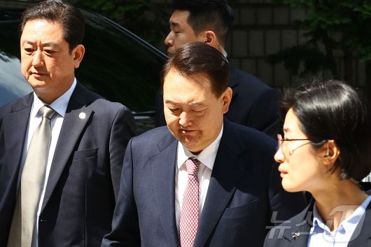 윤석열 전 대통령이 9일 서울중앙지방법원에서 열린 내란 우두머리 혐의·직권남용 권리행사 방해 혐의 사건 6차 공판에 출석하고 있다. 2025.6.9/뉴스1 ⓒ News1 사진공동취재단