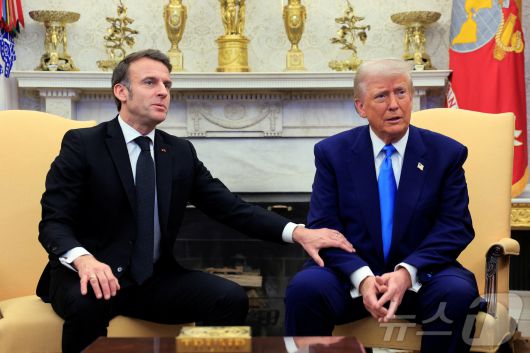 2월 24일 트럼프 대통령(오른쪽)과 에마뉘엘 마크롱 프랑스 대통령의 백악관 정상회담.  ⓒ 로이터=뉴스1 ⓒ News1