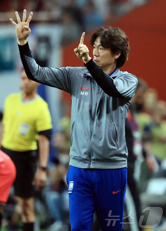 10일 오후 서울 마포구 상암동 서울월드컵경기장에서 열린 2026 국제축구연맹(FIFA) 북중미 월드컵 아시아 3차 예선 B조 10차전 대한민국과 쿠웨이트의 경기, 대한민국 홍명보 감독이 후반 선수들에게 작전을 지시하고 있다. 2025.6.10/뉴스1 ⓒ News1 김진환 기자