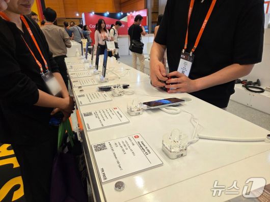 샤오미 STK2025 전시관에서 관람객들이 샤오미 스마트폰 설명을 듣고 있다. 2025.06.11./뉴스1 ⓒNews1 김정현 기자