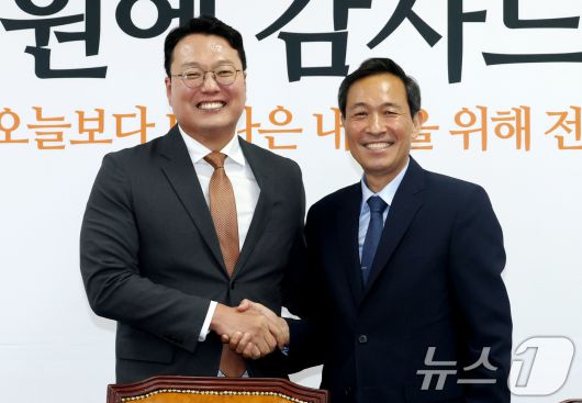 천하람 개혁신당 대표 권한대행 겸 원내대표가 11일 오후 서울 여의도 국회를 찾은 우상호 대통령실 정무수석을 접견하고 있다. 2025.6.11/뉴스1 ⓒ News1 이광호 기자