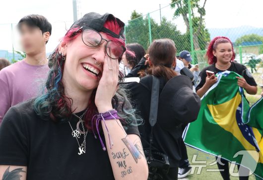 10일 오전 강원도 춘천시 신북읍 체육공원 축구장에서 전역을 마친 방탄소년단(BTS)의 RM(김남준·30)과 뷔(김태형·29)를 본 브라질 아미(방탄소년단 팬덤명)들이 감격에 겨워 눈물을 흘리며 기쁨을 표현하고 있다. 2025.6.10/뉴스1 ⓒ News1 권현진 기자