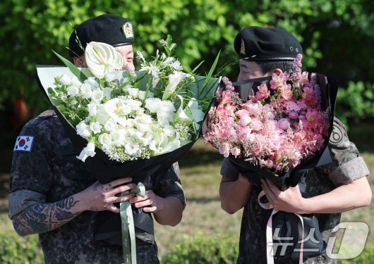 방탄소년단(BTS)의 정국과 지민(오른쪽)이 11일 오전 경기도 연천군 연천공설운동장에서 군 복무를 마친 뒤 수줍은 미소를 짓고 있다. 정국과 지민은 지난 2023년 12월 입대해 경기도 연천에 위치한 육군 제5보병사단에서 약 1년 7개월간 병역의 의무를 성실히 수행했다. 2025.6.11/뉴스1 ⓒ News1 권현진 기자