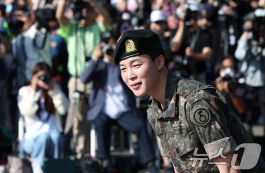 방탄소년단(BTS)의 지민이 11일 오전 경기도 연천군 연천공설운동장에서 군복무를 마친 뒤 전역 인사를 전하고 있다. 2025.6.11/뉴스1 ⓒ News1 권현진 기자