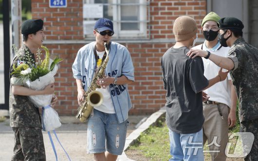 그룹 방탄소년단(BTS) RM(왼쪽 두번째)이 12일 오전 경기도 연천 소재 육군 제5보병사단 신병교육대대에서 육군 현역으로 군 복무를 마친 진을 색소폰 연주로 축하하고 있다. 2024.6.12/뉴스1 ⓒ News1 권현진 기자