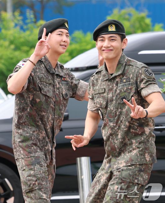 방탄소년단(BTS)의 RM(김남준, 30)과 뷔(김태형, 29)가 10일 오전 강원도 춘천시 신북읍 체육공원 축구장에서 군 복무를 마친 뒤 전역 인사를 하고 있다. 2025.6.10/뉴스1 ⓒ News1 권현진 기자