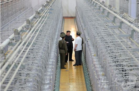 (평양 노동신문=뉴스1) =지난해 9월 핵무기연구소와 무기급 핵물질 생산기지를 현지 지도한 김정은 총비서. [국내에서만 사용가능. 재배포 금지. DB 금지. For Use Only in the Republic of Korea. Redistribution Prohibited] rodongphoto@news1.kr