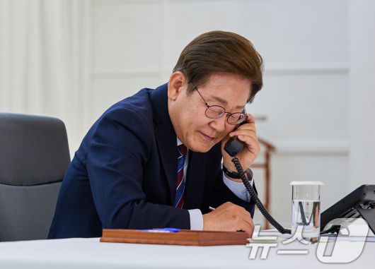 이재명 대통령이 6일 한남동 관저에서 도널드 트럼프 미국 대통령과 전화 통화를 하고 있다. (대통령실 제공. 재판매 및 DB 금지) 2025.6.6/뉴스1 ⓒ News1 허경 기자