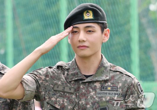 방탄소년단(BTS)의 뷔(김태형, 29)가 10일 오전 강원도 춘천시 신북읍 체육공원 축구장에서 군 복무를 마친 뒤 전역 인사를 하고 있다. 2025.6.10/뉴스1 ⓒ News1 권현진 기자