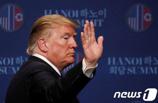도널드 트럼프 미국 대통령이 2019년 2월 28일(현지시간) 하노이 메리어트 호텔에서2차 북미정상회담 결렬 관련 기자회견 후 회견장을 떠나고 있다. ⓒ 로이터=뉴스1 ⓒ News1 우동명 기자
