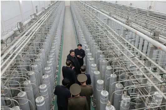 (평양 노동신문=뉴스1) = 핵물질 생산 기지와 핵무기연구소를  찾은 김정은 북한 노동당 총비서. [국내에서만 사용가능. 재배포 금지. DB 금지. For Use Only in the Republic of Korea. Redistribution Prohibited] rodongphoto@news1.kr