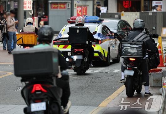 서울 시내에서 라이더들이 음식을 배달을 하고 있다.(자료사진) 2024.10.13/뉴스1 ⓒ News1 구윤성 기자
