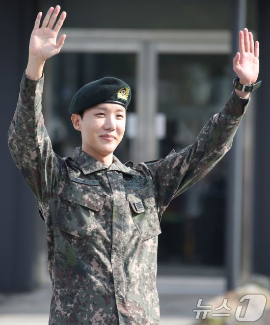 방탄소년단(BTS) 제이홉(30)이 17일 강원도 원주시에 위치한 육군 제36보병사단 백호 신병교육대에서 육군 현역으로 군 복무를 마친 뒤 인사를 하고 있다. 제이홉은 지난해 4월 입대해 육군 제36보병사단 백호 신병교육대에서 조교로 복무해왔다. 2024.10.17/뉴스1 ⓒ News1 권현진 기자