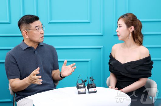 정덕현 대중문화평론가(왼쪽)와 코요태 신지 / 뉴스1 ⓒ News1 권현진 기자