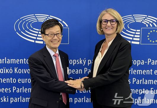 한국무역협회는 윤진식 회장이 지난 10일까지 벨기에 브뤼셀을 방문해 對EU 통상 아웃리치 활동을 전개했다고 11일 밝혔다. 윤진식 한국무역협회 회장이 지난 6일(현지시간) 벨기에 브뤼셀에서 마리-피에르 베드렌느 유럽의회 국제통상위원회 의원과 면담을 마치고 기념 촬영을 하고 있다. (한국무역협회 제공. 재판매 및 DB 금지) 2025.6.11/뉴스1 ⓒ News1 이연주 기자