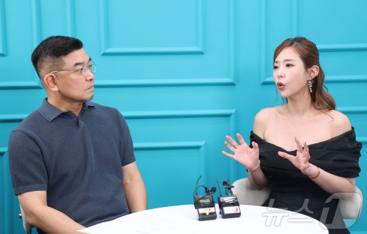 정덕현 대중문화평론가(왼쪽)와 코요태 신지  뉴스1 ⓒ News1 권현진 기자