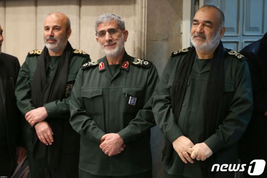 에스마일 가니 신임 이란 쿠드스군 사령관과 모하마드 바게리 참모총장(가운데), 호세인 살라미 혁명수비대 총사령관이 테헤란에서 열린 가셈 솔레이마니 혁명수비대 쿠드스군 사령관의 추도식에 참석을 하고 있다. ⓒ AFP=뉴스1 ⓒ News1 우동명 기자