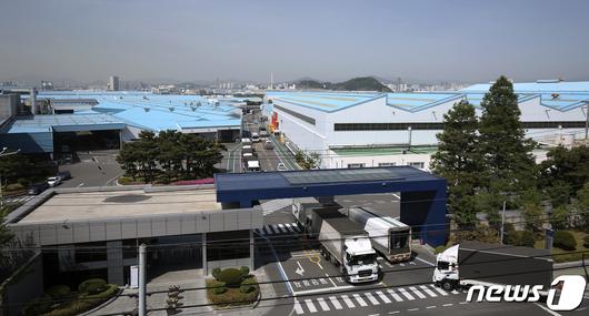 현대자동차 울산4공장문에서 납품 차량들이 드나들고 있다. 2021.5.6/뉴스1 ⓒ News1 윤일지 기자