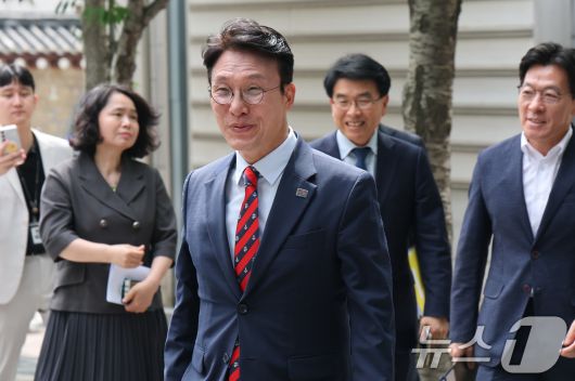 김민석 국무총리 후보자가 13일 오전 서울 종로구 통의동 금융감독원 연수원에 마련된 인사청문회 준비 사무실로 출근을 하고 있다. 2025.6.13./뉴스1 ⓒ News1 임세영 기자