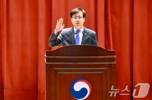 여한구 산업통상자원부 통상교섭본부장이 12일 정부세종청사에서 산업부 전직원들이 참석한 가운데 열린 취임식에서 공무원 선서를 하고 있다. (산업통상자원부 제공. 재판매 및 DB 금지) 2025.6.12/뉴스1