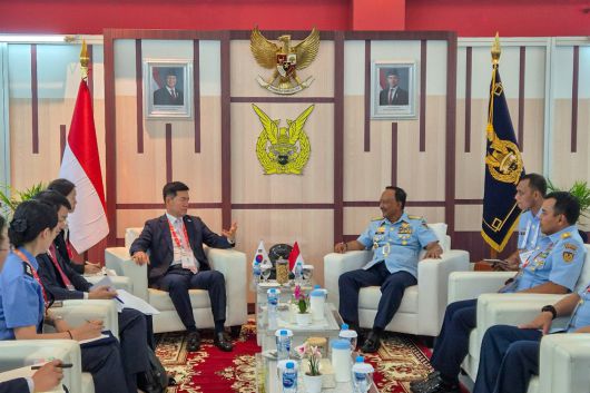 석종건 방위사업청장이 테디 리잘리하디 인도네시아 공군 참모차장과 면담하고 있다.(방위사업청 제공)