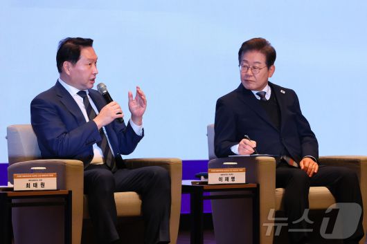 최태원 대한상의 회장(SK그룹 회장)이 지난달 서울 중구 대한상공회의소에서 이재명 당시 더불어민주당 대선후보 초청 경제5단체장 간담회에서 정책 제언을 하고 있다. 2025.5.8/뉴스1 ⓒ News1 국회사진취재단