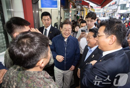 이재명 더불어민주당 대통령 후보가 1일 오후 경기도 연천군 전곡시외터미널 인근에서 군 장병들과 대화를 하고 있다. 2025.5.1/뉴스1 ⓒ News1 이재명 기자