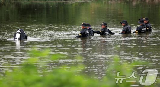 경찰이 13일 충북 청주시 흥덕구 한 소류지에서 대구 스토킹 여성 살해 용의자 A 씨(40대)를 수색하고 있다. 인근 야산에 설치된 폐쇄회로TV에 이 소류지로 향하는 A 씨 모습이 포착했다.2025.6.13/뉴스1 ⓒ News1 김용빈 기자