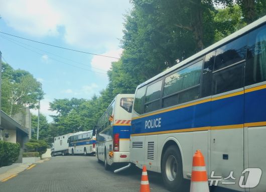 14일 오후 이재명 대통령 아들 동호 씨의 결혼식이 열리는 가운데 인근 주변에 경찰 버스들이 줄지어 대기하고 있다. / 뉴스1 박혜연 기자