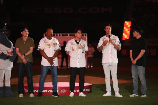 SSG 랜더스는 14일 인천 SSG랜더스필드에서 추신수 구단주 보좌역 겸 육성총괄의 은퇴식을 진행했다.  메이저리그에서  인연을 맺었던 아드리안 벨트레와 콜 해멀스도 자리했다. (SSG 랜더스 제공)