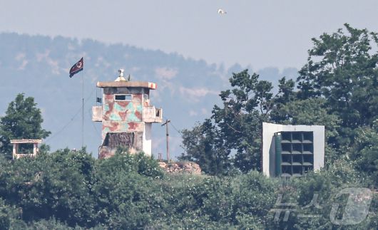 사진은 12일 경기 파주시 접경지역에서 바라 본 북측 초소와 대남 확성기. 2025.6.12/뉴스1 ⓒ News1 김도우 기자
